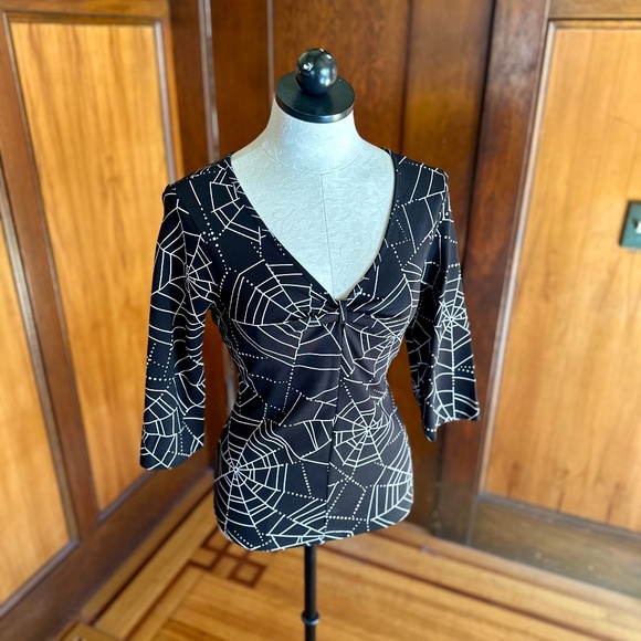 NWOT Spiderweb Top by Voodoo Vixen , 3/4 Sleeves, Stretch, Sz Medium/Large - Picture 3 of 5
